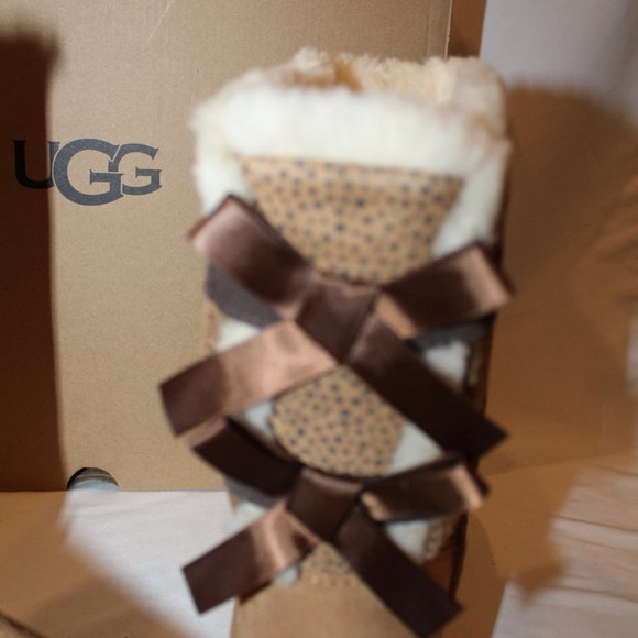 NIB UGG WOMEN'S CLASSIC SHORT CHEETAH BAILEY BOW SUEDE SHEARLING BOOTS - Picture 4 of 7